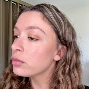 Résultat d’un cours d’auto-maquillage avec un maquillage naturel et une mise en valeur discrète.