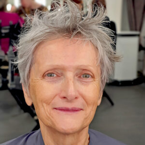 Peau mature préparée avec un soin visage avant maquillage, pour un rendu lumineux et naturel.