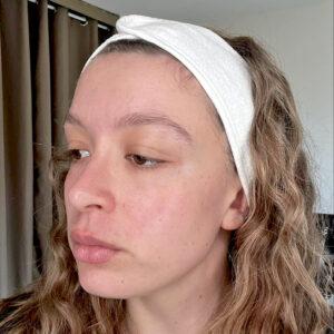 Visage au naturel d'une femme avant un cours d’auto-maquillage axé sur un rendu léger et lumineux.