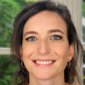 Portrait d’une future mariée après un essai maquillage naturel et lumineux réalisé par Léa Wake Up