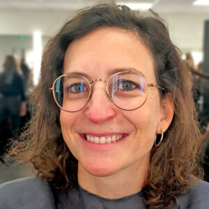 Portrait d’une future mariée avant son essai maquillage avec Léa Wake Up, visage au naturel avec lunettes