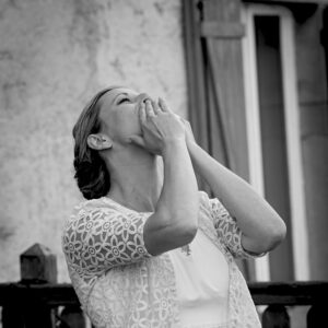 Mariée les mains levées vers le ciel, pleine de gratitude et d’émotion, après un maquillage de mariage signé Leawakeup à Roanne.