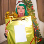 Léa Wake Up déguisée en lutin tenant un gros paquet cadeau, une maquilleuse fun et créative à Roanne proposant des bons cadeaux beauté et bien-être.