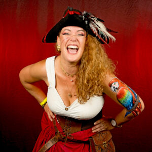 Léa Wake Up déguisée en pirate avec un perroquet peint sur le bras – maquillage artistique et body painting pour événement festif