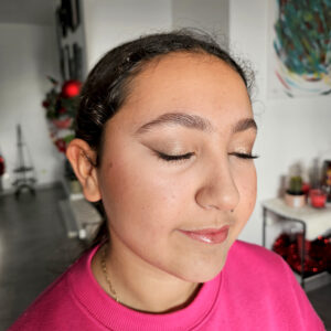 Jeune fille maquillée lors d’un atelier collectif ado animé par Léa Lafarge, avec un maquillage beauté naturel, lumineux et adapté à son âge.