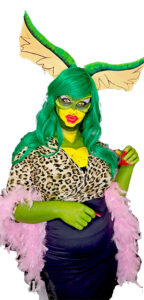 Personne métamorphosée en Greta des Gremlins grâce à un maquillage artistique et effets spéciaux.