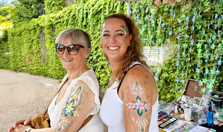 Léa Wake Up maquilleuse à Roanne souriant avec des paillettes et un maquillage coloré pour petits et grands lors d’un événement festif