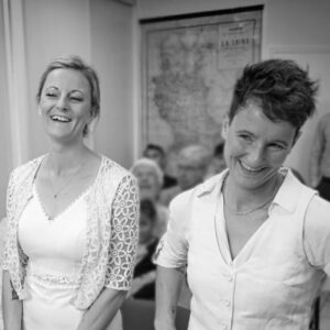 Maquillage de mariage pour un couple de femmes rayonnantes à Roanne – sourires complices et look naturel, par Léa Lafarge, Leawakeup.