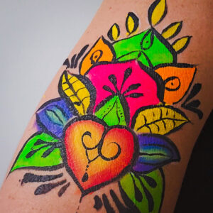 Dessin floral multicolore avec un cœur central réalisé en maquillage waterproof et UV