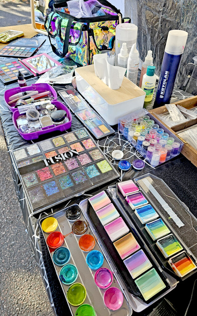 Matériel de maquillage artistique utilisé par Léa Wake Up – palettes colorées, paillettes et fards professionnels pour animation événementielle