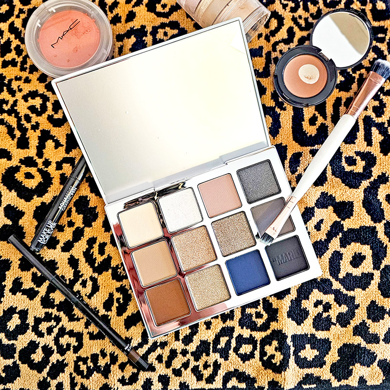 Palette de fards à paupières neutres et métalliques posée sur une surface léopard – astuce maquillage Léa Wake Up