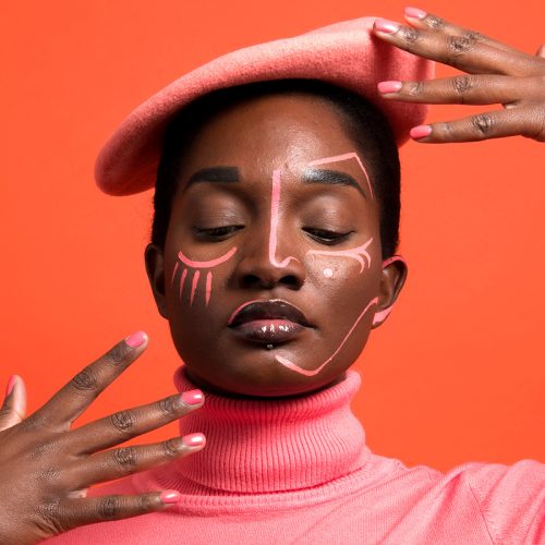 maquillage-artistique-shooting-expression-creativite-visage-femme-noir Portrait d’une femme noire au maquillage graphique et expressif, illustrant la créativité et la beauté comme forme d’art.